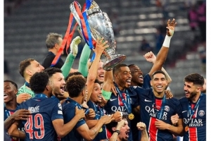 巴黎官方社媒晒捧杯照片：你不是在做梦，早上好欧洲冠军！